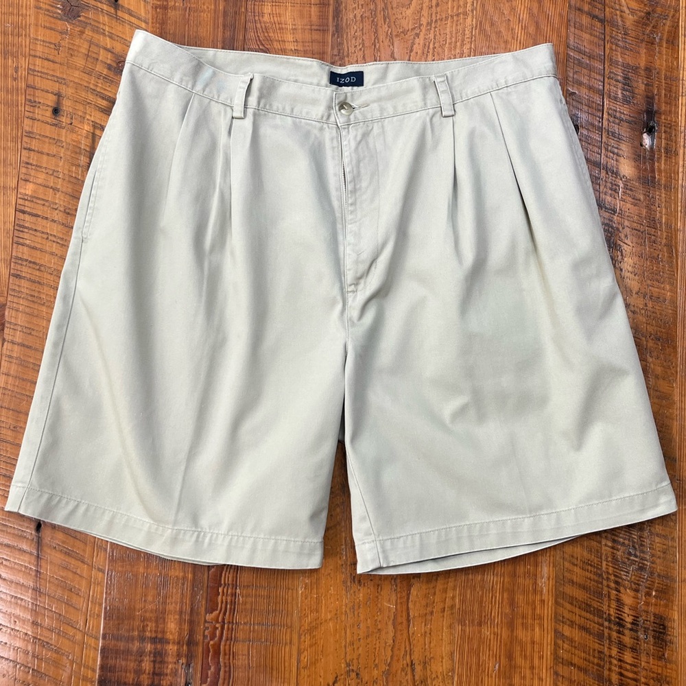 Men’s Izod Pleated Front Khaki Shorts, Size 38